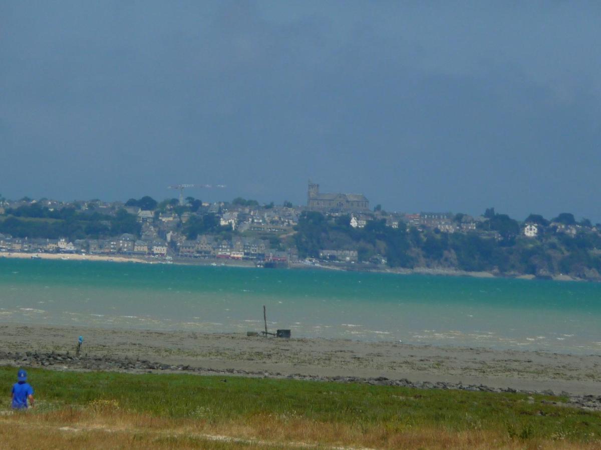 Le Bout De La Ville Hirel Bagian luar foto